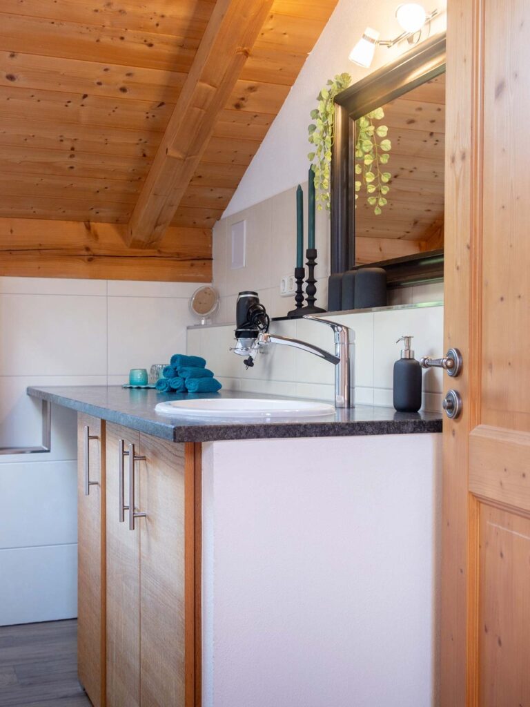 Blick von Küche ins Bad