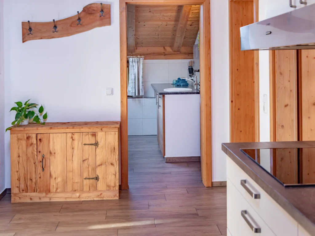 Blick ins Badezimmer von der Küche