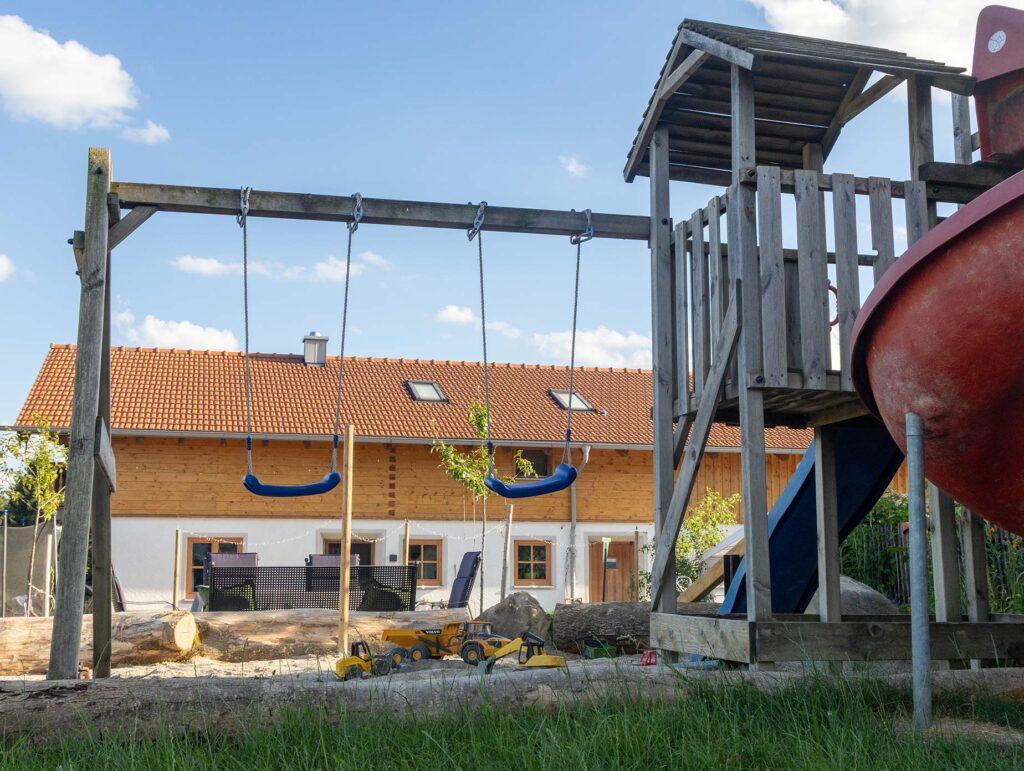 Spielplatz vor Beihaus