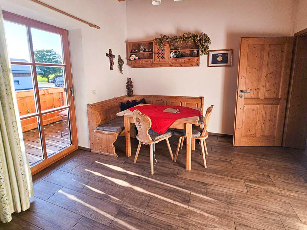 Essbereich und Tür zum Balkon in der Stube