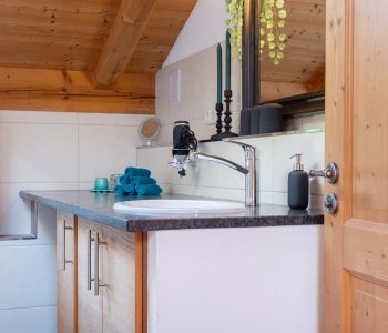 Blick von Küche ins Bad