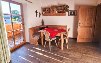 Essbereich und Tür zum Balkon in der Stube